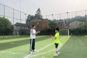 九游体育下载app-川超自贡球员现身塘坎上小学足球决赛 寄语学子：“享受比赛，勇敢踢球！”