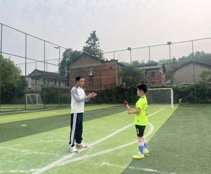 九游体育下载app-川超自贡球员现身塘坎上小学足球决赛 寄语学子：“享受比赛，勇敢踢球！”
