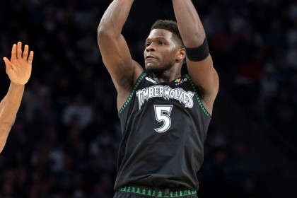 戈贝尔：华子生涯早期喜欢打英雄球 要是几年前他最后会干拔三分