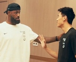 九游体育网页-崔永熙回顾詹姆斯中国行：当面要求老詹再战五年 老詹笑着拒绝